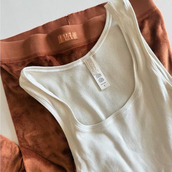 SKIMS Outfit Cream Tank Top and brown Ame Velour Leggings Set Small - Picture 3 of 9